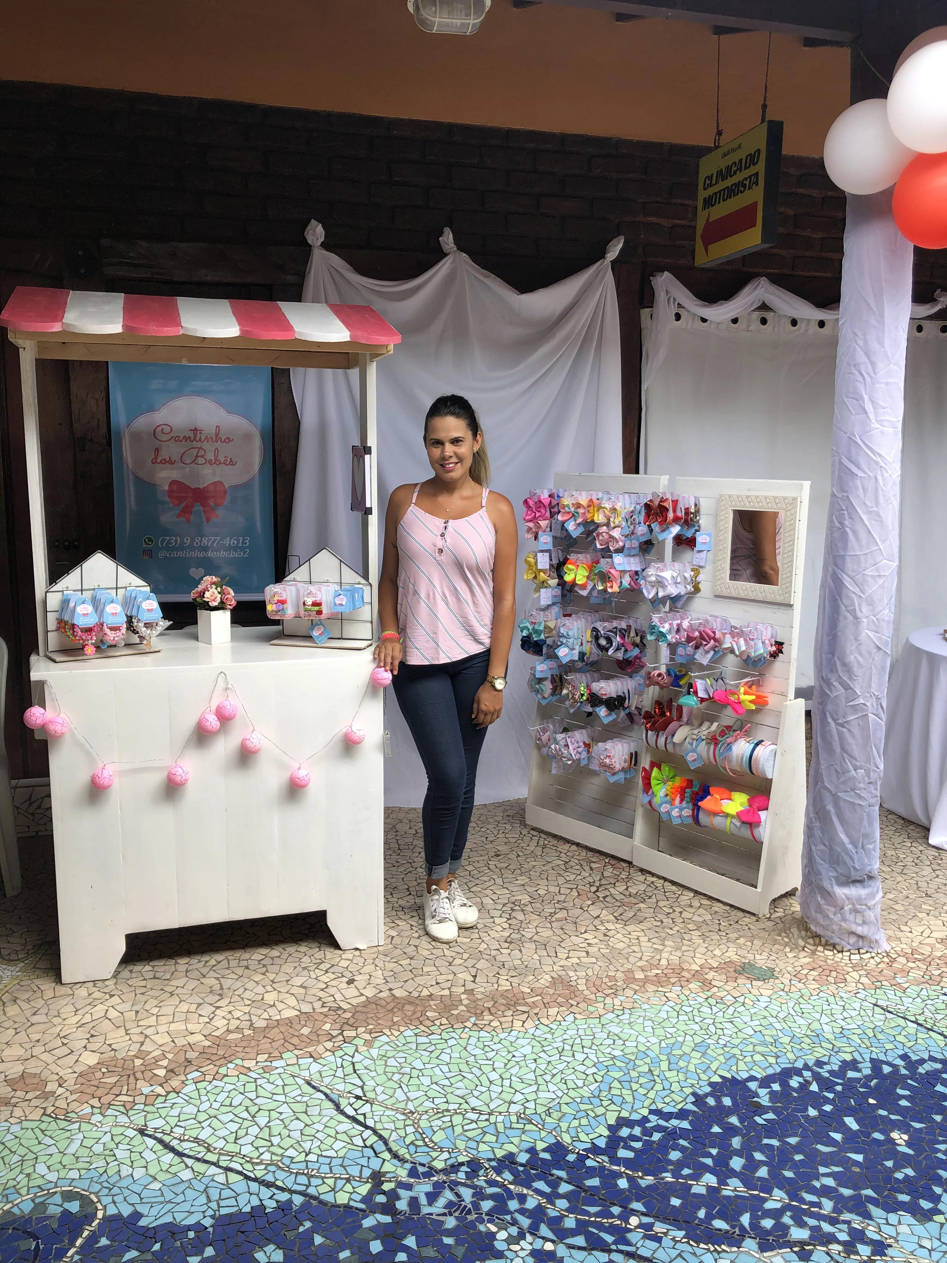 Exposição do Cantinho dos Laços em uma feira com produtos artesanais
