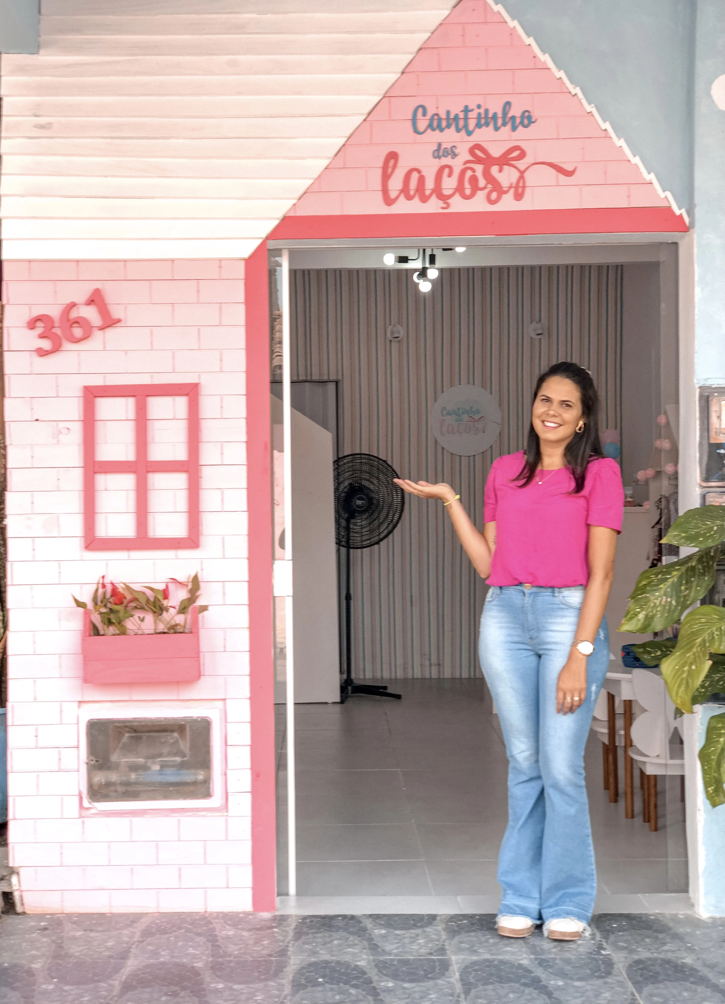 Primeira loja física do Cantinho dos Laços com produtos expostos